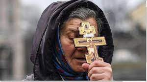 Donna ucraina con crocefisso